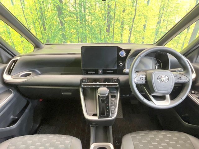 TOYOTA VOXY HYBRID 2023