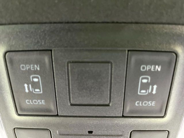 TOYOTA VOXY HYBRID 2023