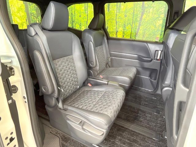 TOYOTA VOXY HYBRID 2023