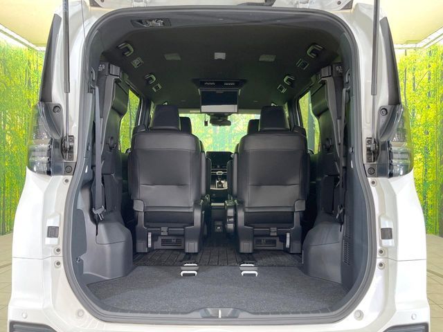 TOYOTA VOXY HYBRID 2023