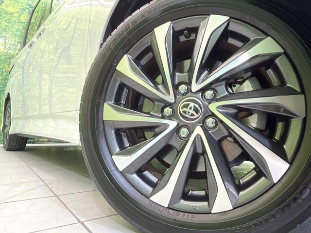 TOYOTA VOXY HYBRID 2023