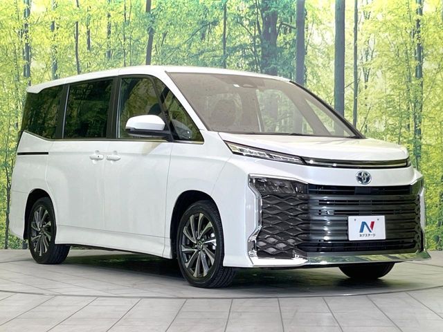 TOYOTA VOXY HYBRID 2023