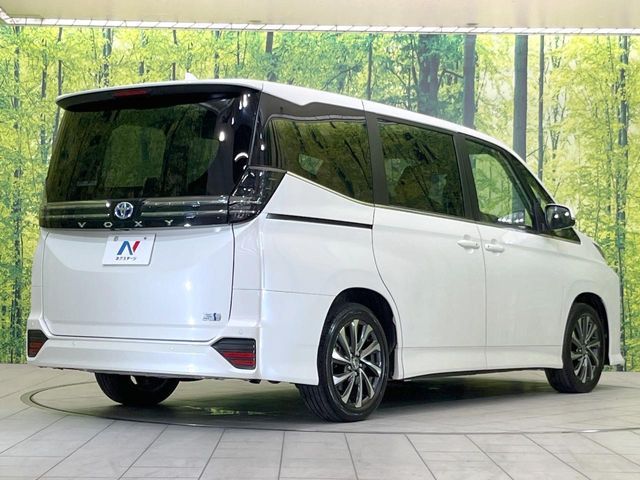 TOYOTA VOXY HYBRID 2023