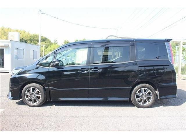 TOYOTA NOAH 2017