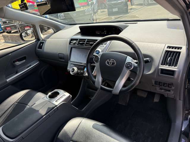 TOYOTA PRIUS Alpha 2012