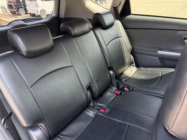 TOYOTA PRIUS Alpha 2012