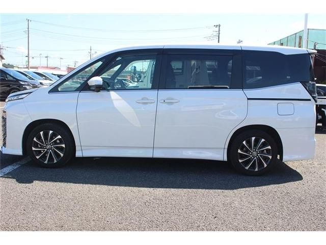 TOYOTA VOXY HYBRID 2022