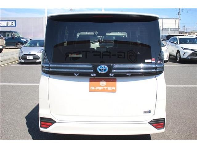 TOYOTA VOXY HYBRID 2022