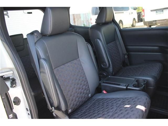 TOYOTA VOXY HYBRID 2022