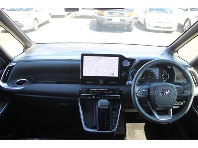 TOYOTA VOXY HYBRID 2022