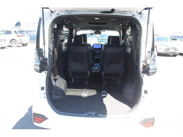 TOYOTA VOXY HYBRID 2022