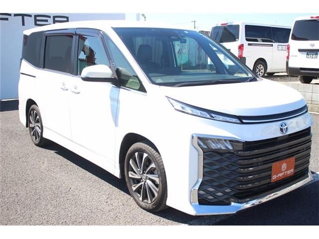TOYOTA VOXY HYBRID 2022