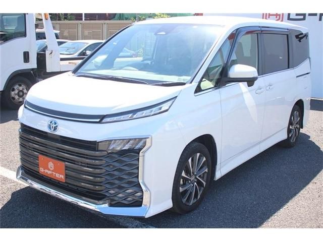TOYOTA VOXY HYBRID 2022
