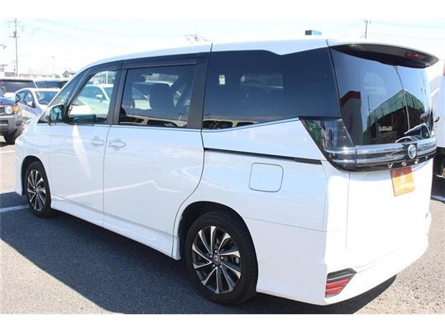 TOYOTA VOXY HYBRID 2022