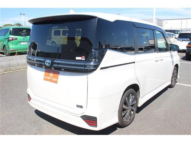 TOYOTA VOXY HYBRID 2022