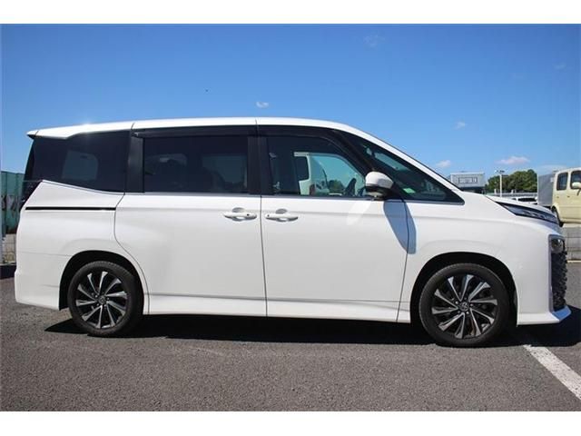 TOYOTA VOXY HYBRID 2022