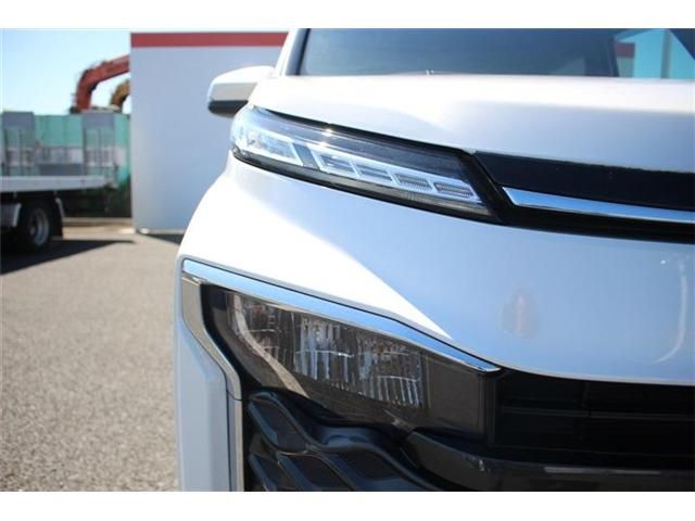 TOYOTA VOXY HYBRID 2022