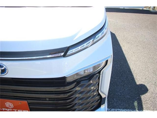 TOYOTA VOXY HYBRID 2022