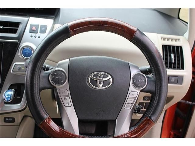 TOYOTA PRIUS Alpha 2015