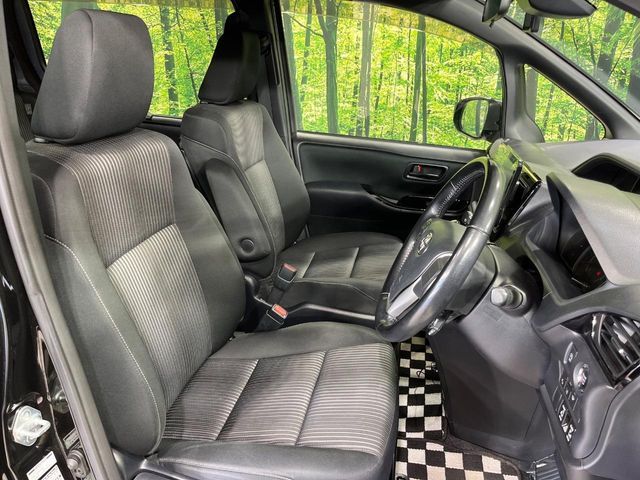 TOYOTA VOXY 4WD 2017