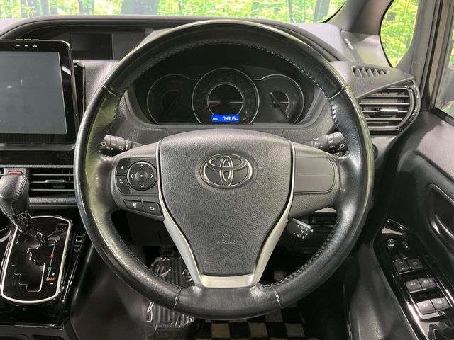 TOYOTA VOXY 4WD 2017