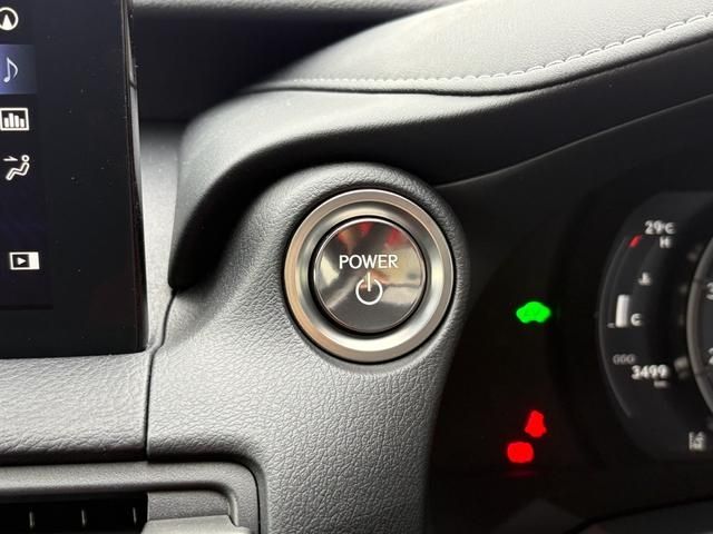 TOYOTA LEXUS IS300h 2025