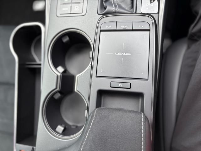 TOYOTA LEXUS IS300h 2025