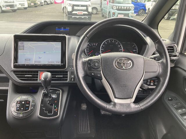 TOYOTA VOXY 4WD 2014