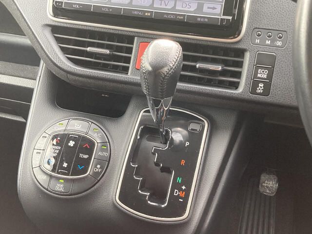 TOYOTA VOXY 4WD 2014