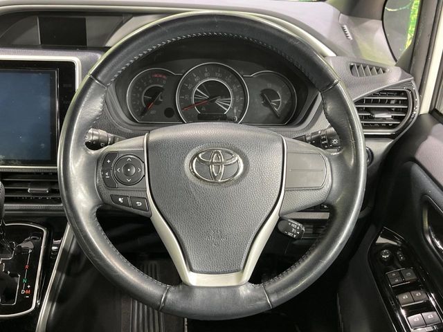TOYOTA VOXY 4WD 2017
