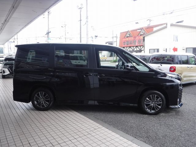 TOYOTA VOXY HYBRID 2022