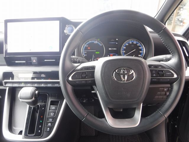 TOYOTA VOXY HYBRID 2022