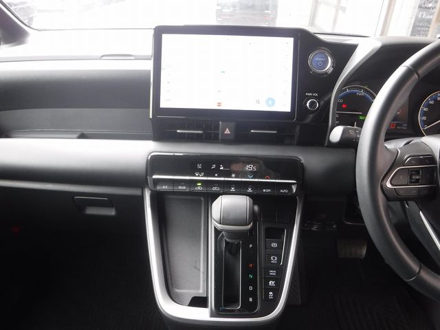 TOYOTA VOXY HYBRID 2022