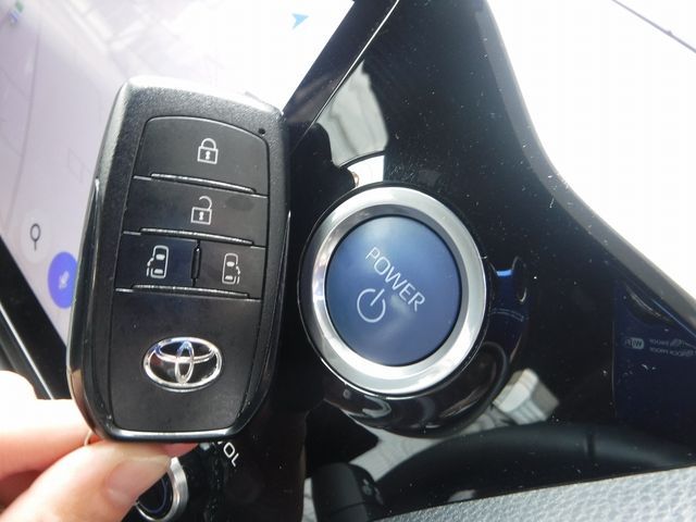 TOYOTA VOXY HYBRID 2022