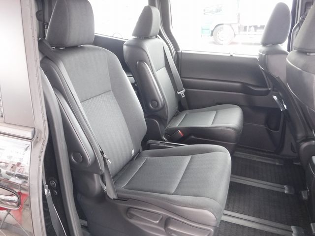 TOYOTA VOXY HYBRID 2022