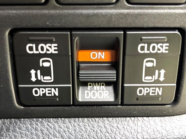 TOYOTA VOXY HYBRID 2018