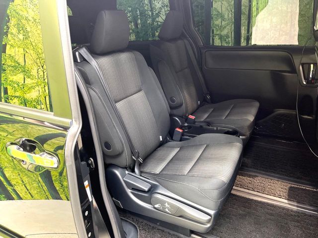 TOYOTA VOXY HYBRID 2018