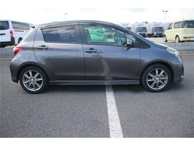 TOYOTA VITZ 2013