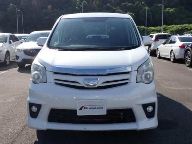 TOYOTA NOAH 2010