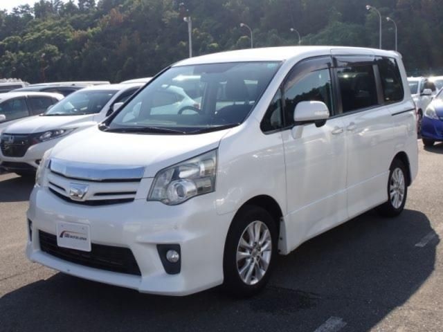 TOYOTA NOAH 2010