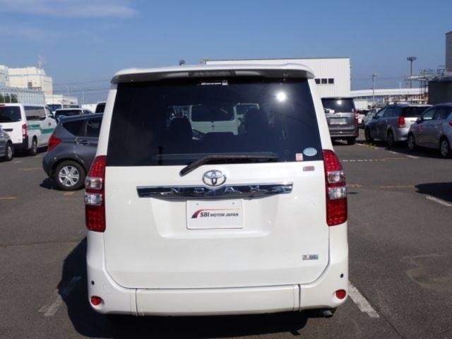TOYOTA NOAH 2010