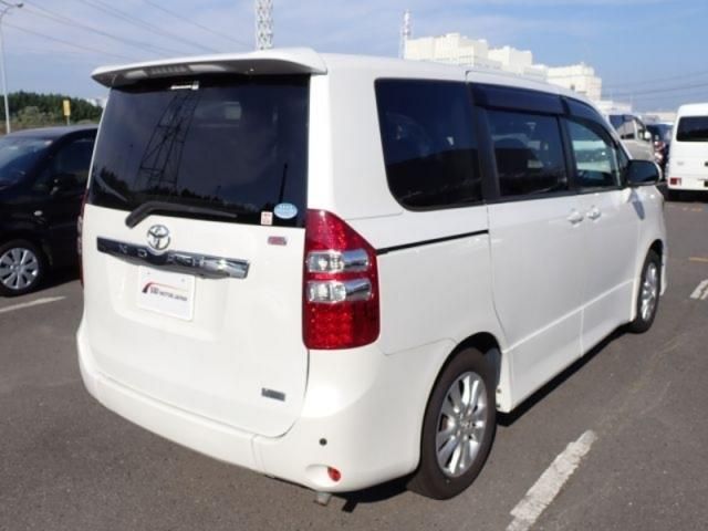 TOYOTA NOAH 2010