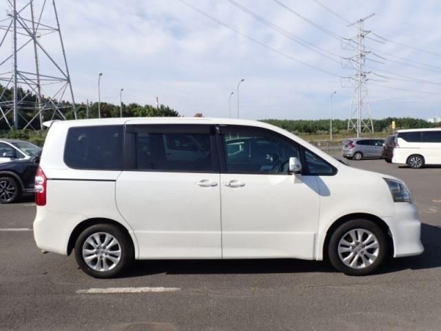 TOYOTA NOAH 2010