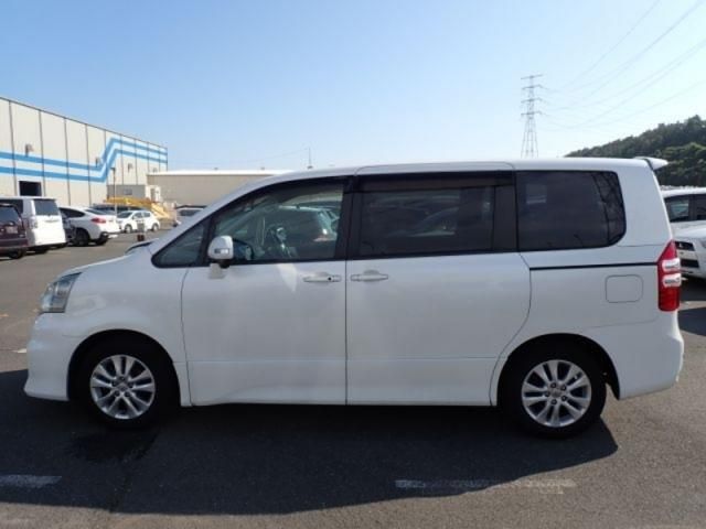 TOYOTA NOAH 2010