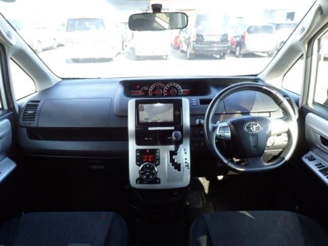 TOYOTA NOAH 2010