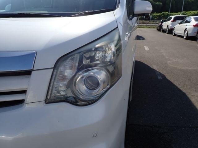 TOYOTA NOAH 2010
