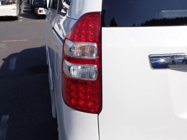 TOYOTA NOAH 2010