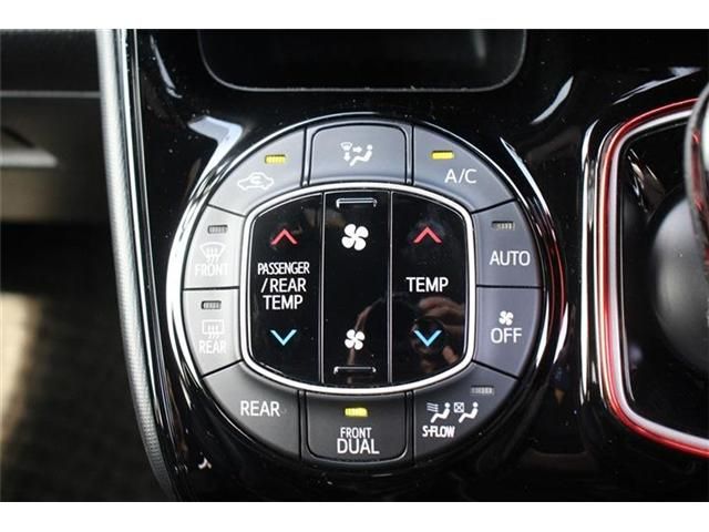 TOYOTA VOXY HYBRID 2017