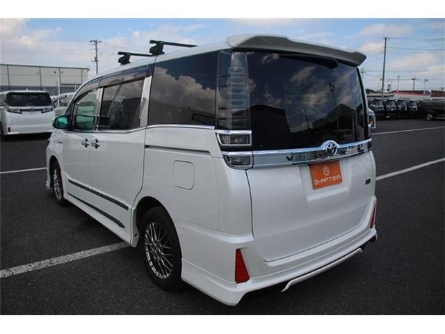 TOYOTA VOXY HYBRID 2017