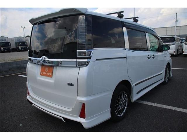 TOYOTA VOXY HYBRID 2017